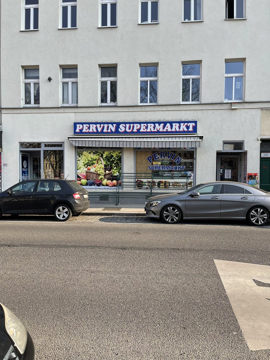 Police: „excuse me sir, have you seen a man in a beige Trenchcoat? We received several reports of indecent exposure“
Shop owner: