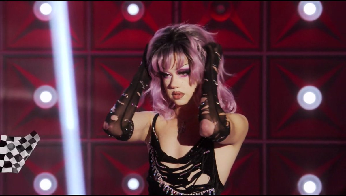 gottxxxy's tweet photo. willow had no right being this hot #DragRace https://t.co/IUFUW3P2AV