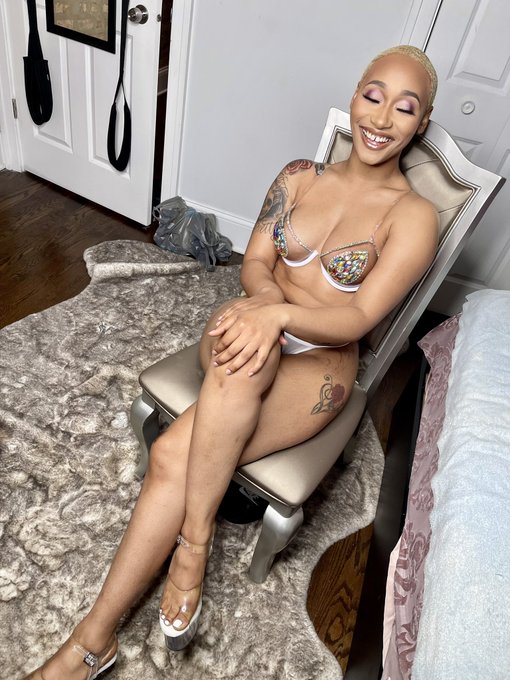 Watch DaphneThickAss's leaked NSFW photo on TwXstars