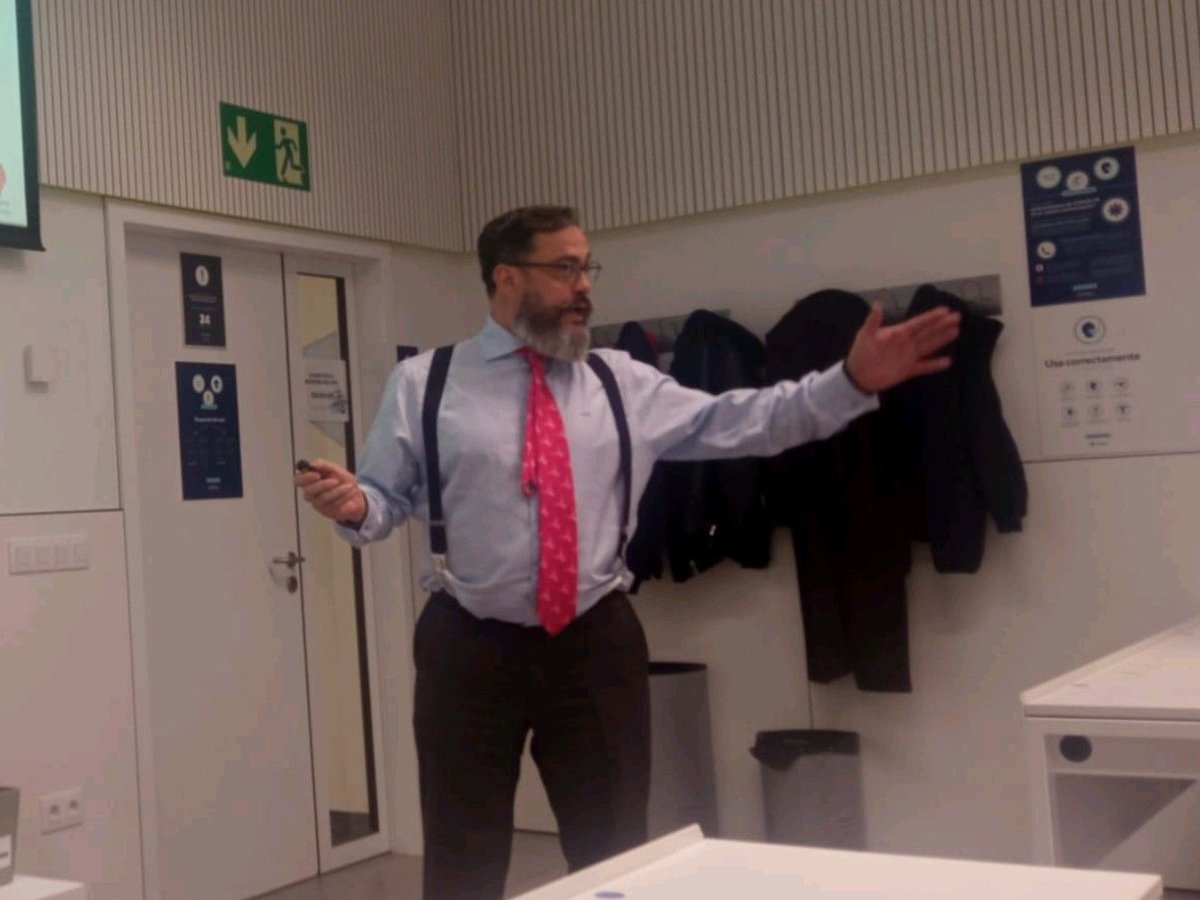 InquietoMoving's tweet photo. 👏👏 Nuestro Managing Director, @josetalaveron, ha participado en una #MasterClass sobre la #últimamilla logística para los alumn@s del  Master in Management de empresas logísticas de la @LoyolaAnd https://t.co/HW1QvvgyXF