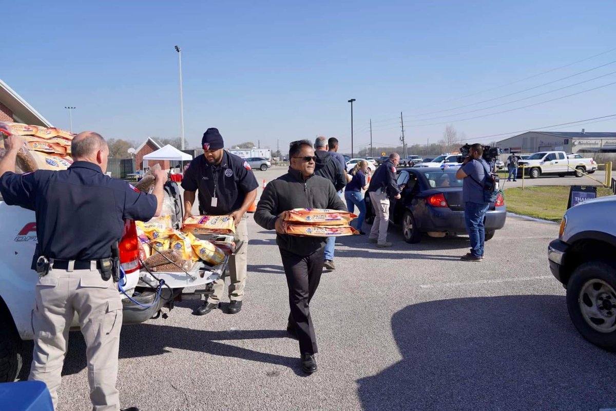 FBC_Judge's tweet photo. Our Pet Pantry event helped so many fur families. We gave out free pet food with our community partners at  @HoustonHumane in Fort Bend! Thank you for the support! We helped a lot of families. https://t.co/JUthL2hV7t