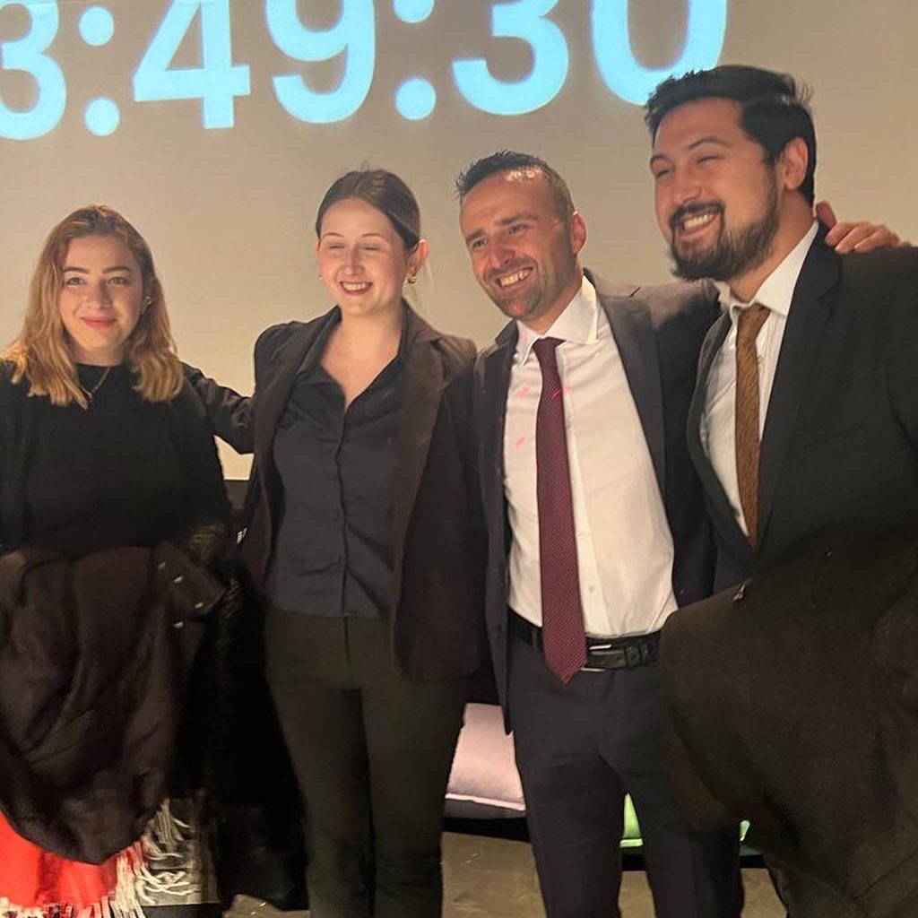 muskoroglu's tweet photo. Bugün genç meslektaşlarımızla buluştuk. Onlarla bir arada olmanın ve sorunlarına çözümler üretmenin mutluluğunu yaşıyorum. Bu daha başlangıç… Hayata geçireceğimiz projelerle, tüm haksızlıkların üstesinden gelip düzeni değiştireceğiz. Hiçbir meslektaşımız işsiz kalmayacak! https://t.co/WhFJzW29EI