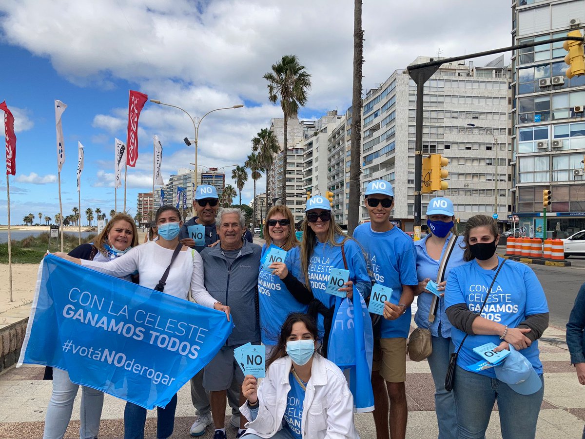 Gran jornada de militancia en  rambla y Av.Brasil, tuvimos la grata presencia del gran <a href="/conradoh47/">Conrado Hughes</a> 🇺🇾🇺🇾
#VotaNOderogar 
#arribalaceleste