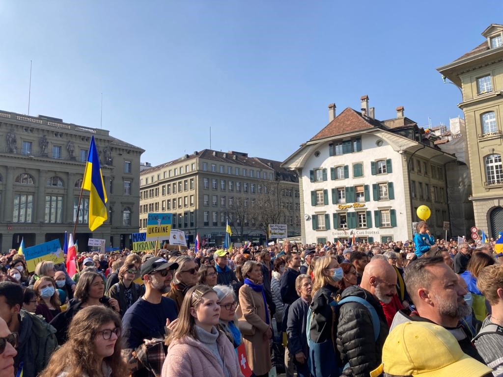 Demonstration für die Ukraine auf dem Bundesplatz 🇺🇦 + 🇨🇭: solidarisch, solidaires, solidali.