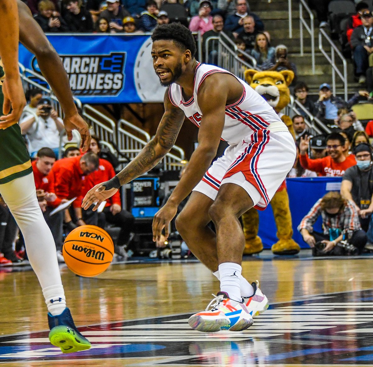 UHCougarMBK's tweet photo. All-time list of @UHouston Cougars with 210+ assists in a single season

3️⃣0️⃣9️⃣ @reidgettys • 1983-1984
2️⃣1️⃣0️⃣ @Thejshead • 2021-22

That's it. That's the complete list.

#ForTheCity x #GoCoogs https://t.co/xl7gFzsDNc