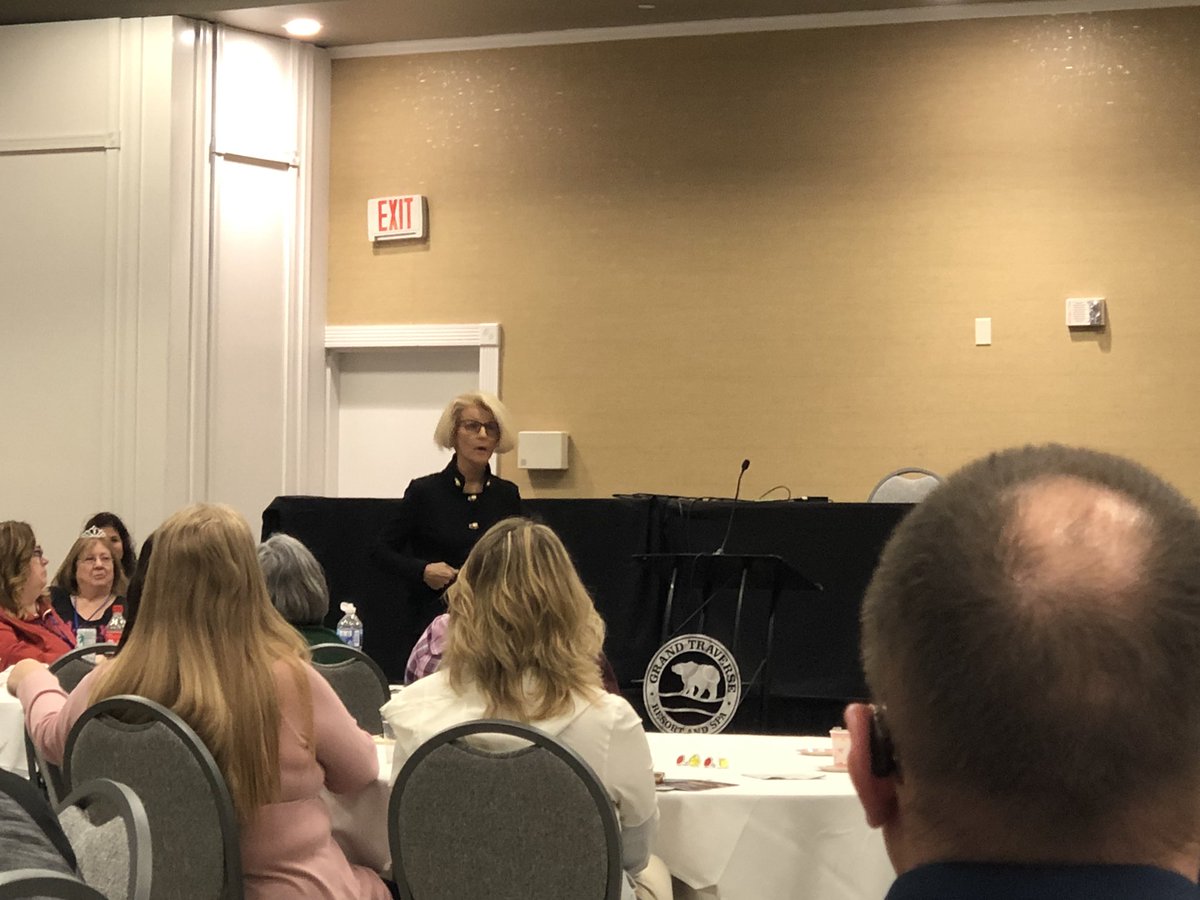 nvilleathletics's tweet photo. Listening to @SueEnquist at the @MIAAAADs conference. #TransactionalvsTransformational #FailureRecovery #1%better https://t.co/pdOs8aHlc2
