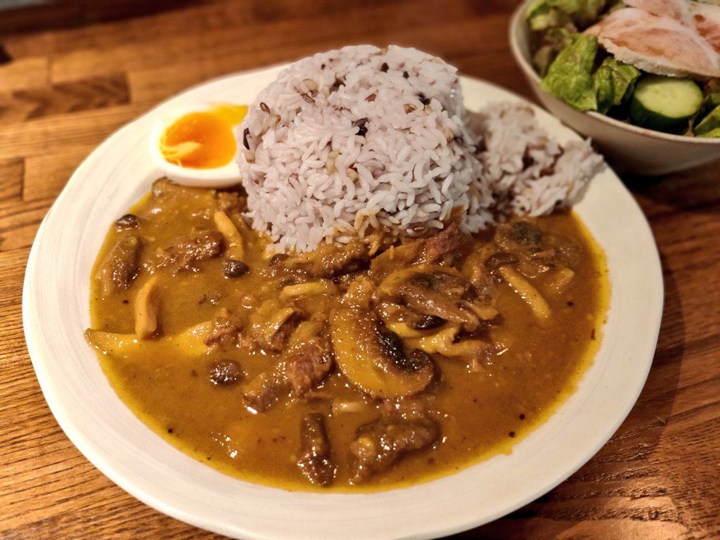 philosophycurry's tweet photo. 五反田のブロディさんで連日ランチカレー。
牛肉ときのこのカレーと、いかキーマのイカ墨カレー。ざっかけないランチカレーライス文化。 https://t.co/ANPZRvOwuy