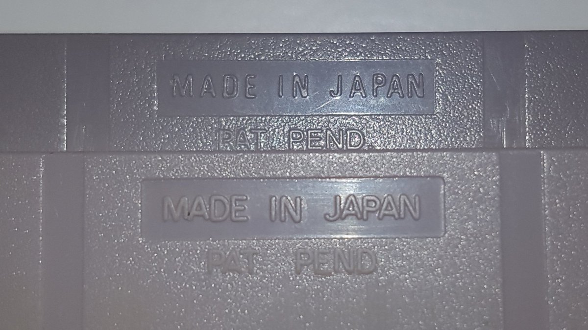 bakapawn's tweet photo. En el plástico exterior del cartucho también se pueden ver más diferencias. Las letras "MADE IN JAPAN" y "PAT PEND." están grabadas más profundamente en el cartucho de abajo (repro) que en el de arriba (original). Las letras "GAME BOY TM" son más vastas en la izquierda (repro) https://t.co/YYZtdGrWm9