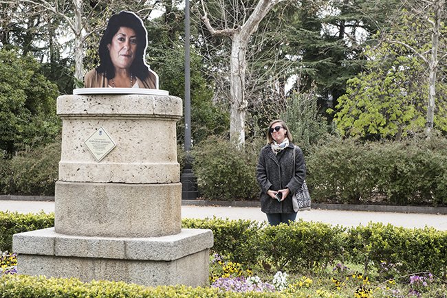 camachoph's tweet photo. Hoy #elretiro amaneció con un nuevo tesoro, un sentido homenaje a #almudenagrandes en el Paseo de Carruajes muy cerca de donde firmó muchos de sus libros https://t.co/XQzdQcGUoC