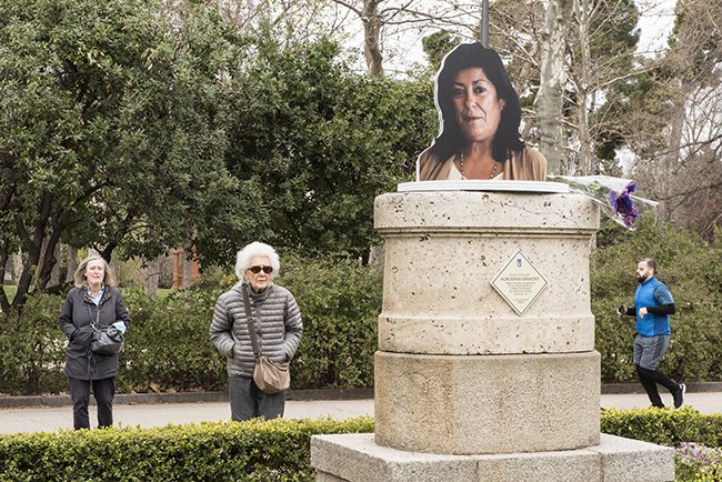 camachoph's tweet photo. Hoy #elretiro amaneció con un nuevo tesoro, un sentido homenaje a #almudenagrandes en el Paseo de Carruajes muy cerca de donde firmó muchos de sus libros https://t.co/XQzdQcGUoC