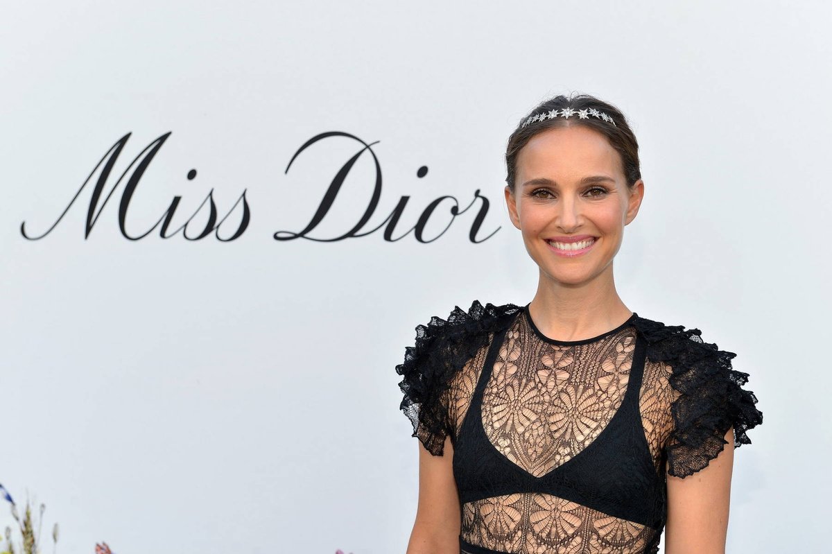 badpostportman's tweet photo. Natalie Portman attends the Miss Dior Millefiori Garden pop-up opening in Los Angeles (March 18,2022) https://t.co/2z5OvPOxMC