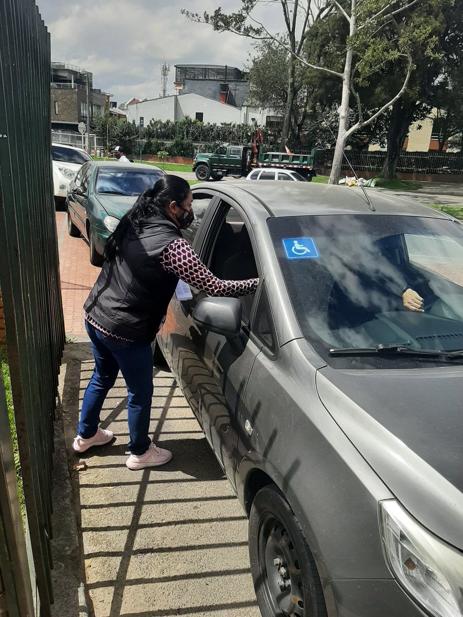 ariane444's tweet photo. @IDRD piensen en los niños y las niñas que están asistiendo al complejo Acuático. Poner cobro de parqueadero y con tan mal servicio generó un tremendo trancón y un gran problema para los usuarios. https://t.co/WJVdxHMd8v