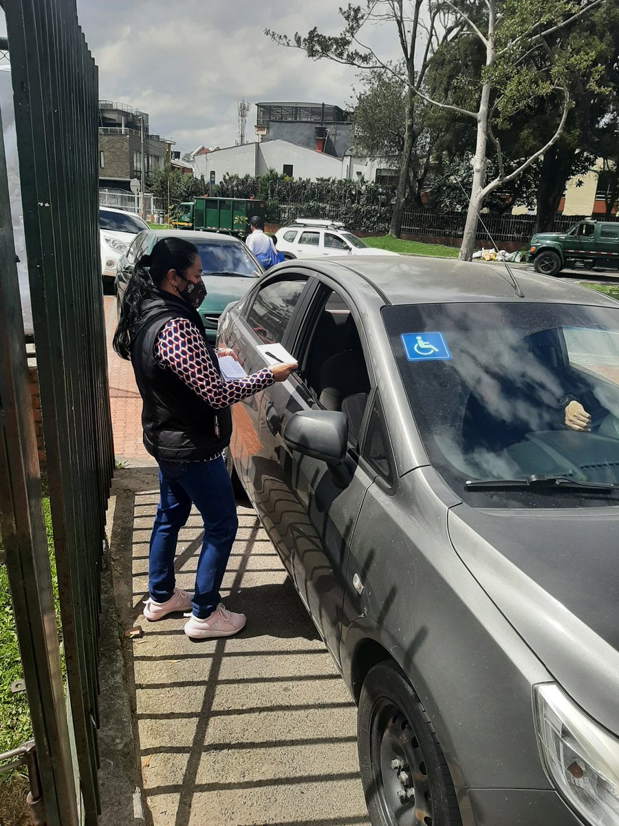 ariane444's tweet photo. @IDRD piensen en los niños y las niñas que están asistiendo al complejo Acuático. Poner cobro de parqueadero y con tan mal servicio generó un tremendo trancón y un gran problema para los usuarios. https://t.co/WJVdxHMd8v