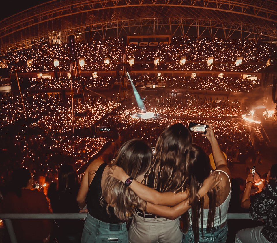 DaniSanabria3's tweet photo. Ayer al final del concierto de @coldplay una muchacha se nos acercó y nos dijo que en un momento nos grabó y tomo una foto por que nos veíamos demasiado tiernas, y fácil es mi foto favorita ever: https://t.co/smKMQXSk6E