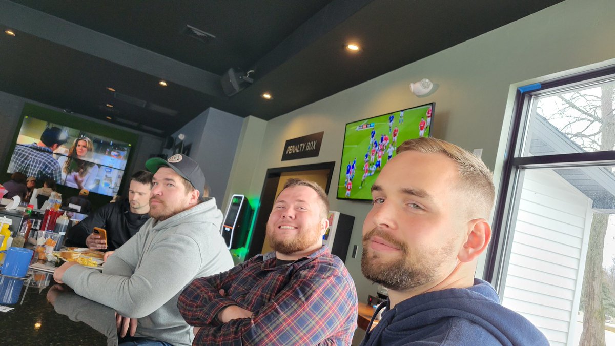 Hanging out with the D3 Wisconsin Men's #Rugby Champions <a href="/Oshkoshrugby/">Oshkosh Rugby</a> on this Saturday checking out the final round of <a href="/SixNationsRugby/">Guinness Men's Six Nations</a> at Game Time Sports Bar off Lake Winnebago here in Oshkosh, WI. #SaturdaysARugbyDay