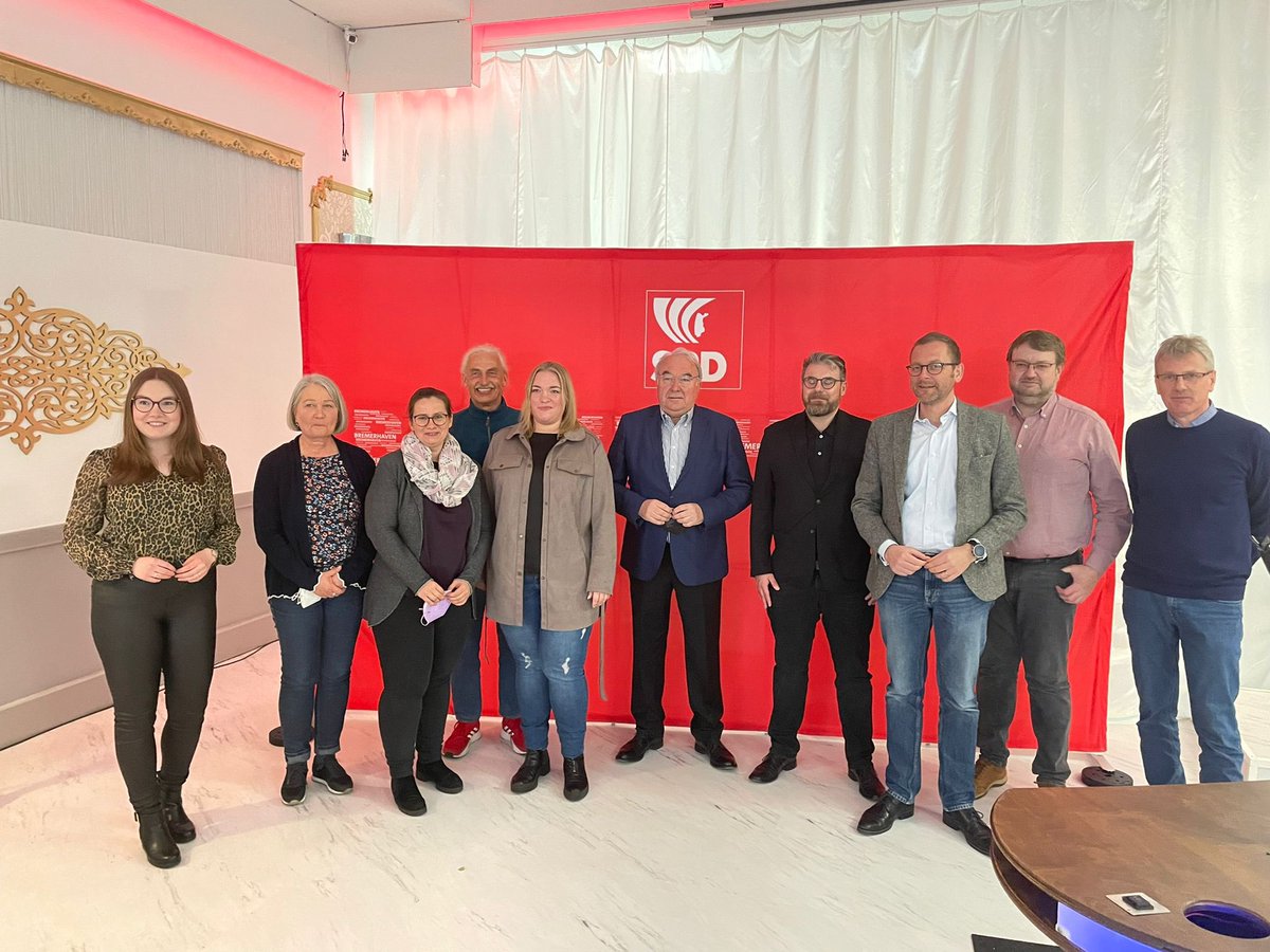 Herzlichen Glückwunsch unserem frisch-gewählten Vorstand!!! 

Martin Günthner ist neuer Vorsitzender, Janina Strelow ist seine Stellvertreterin. Jörg Zager ist Kassierer und Claus Altenburg Schriftführer.