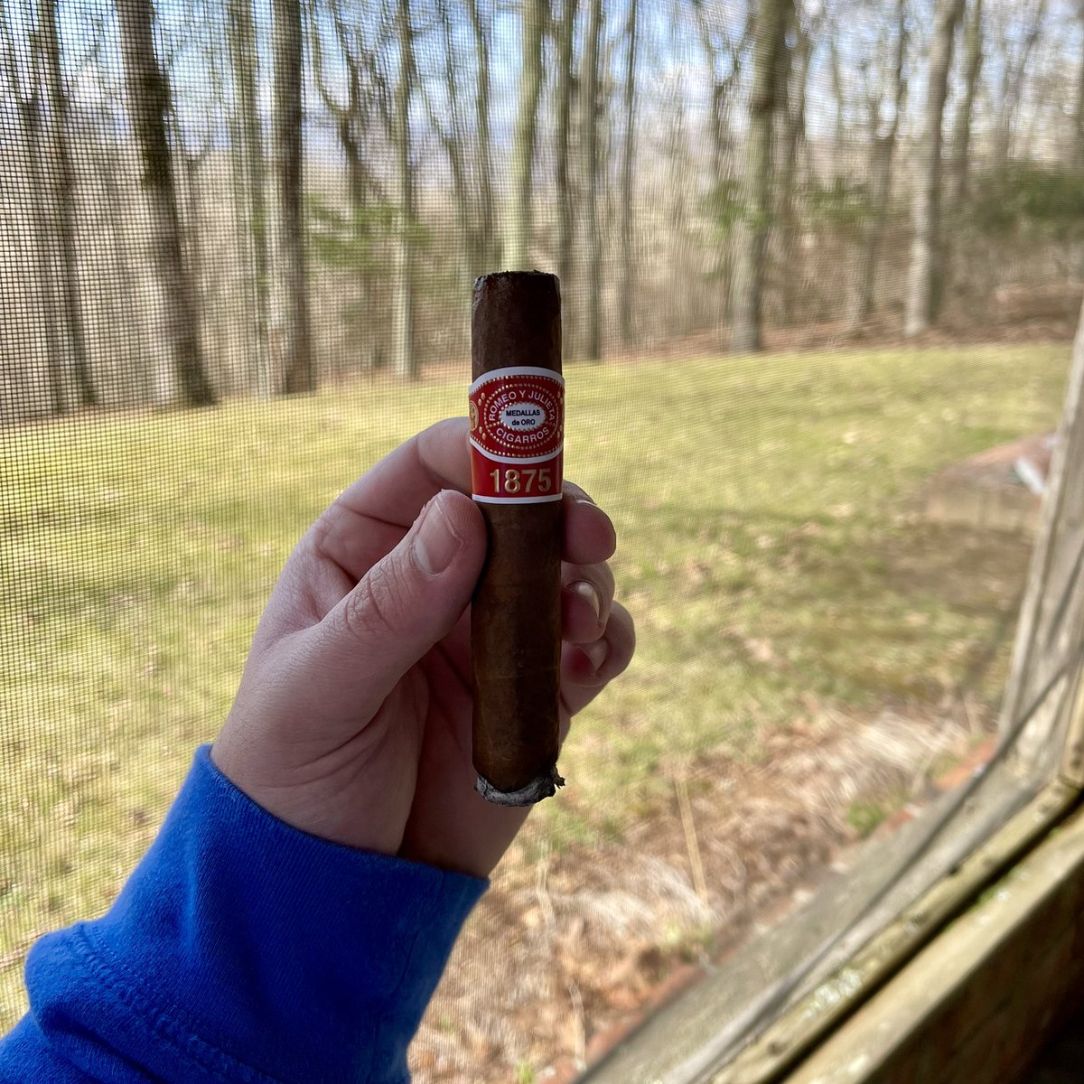Cigar_LoungeNFT's tweet photo. First of the day #romeoyjulieta #medallasdeoro #1875 #cigar #cigarnft @Cigar_LoungeNFT #weekend https://t.co/hqvqCYmIvt