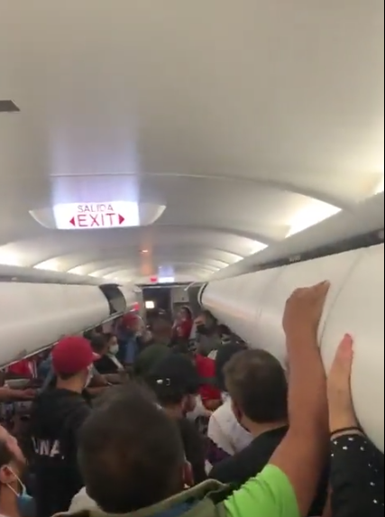 ifmnoticias's tweet photo. (EN VIDEO) Petro fue bajado de un vuelo comercial por los mismos pasajeros
https://t.co/uvuLMkzC1U https://t.co/n9qjv1CqR3