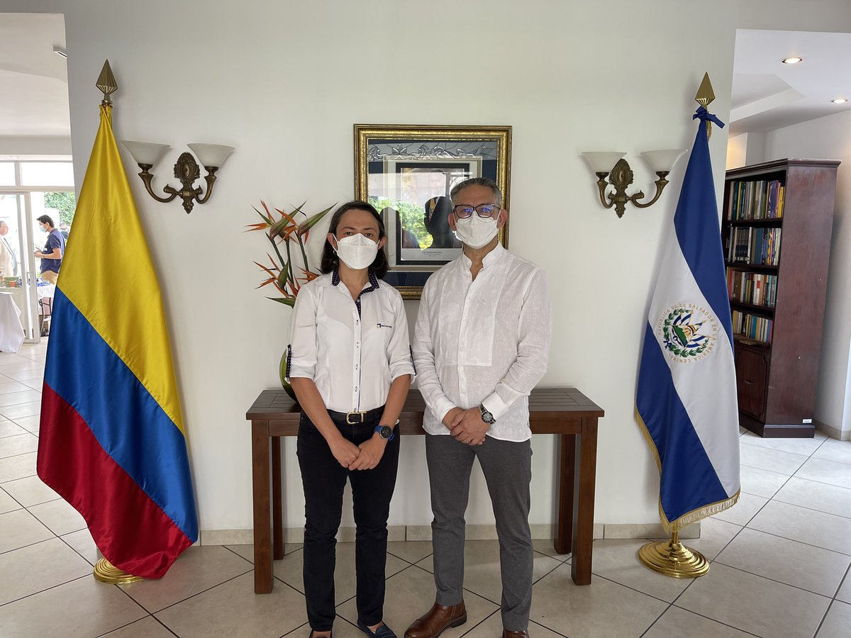 EmbColES's tweet photo. Hoy en compañía de @PROCOLOMBIACO estamos en la Feria de Salud y Belleza promocionando varios productos colombianos. Invitamos a la comunidad colombiana en El Salvador a que nos visiten en este importante día. https://t.co/tDlUepwhrw
