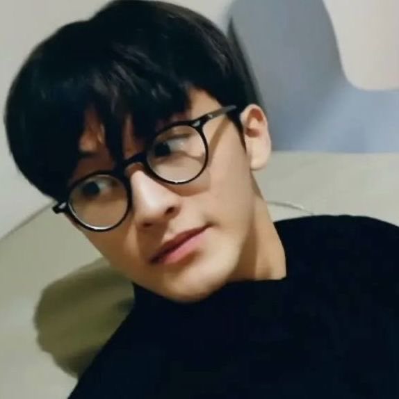 เเพ้ให้กับมาร์คลีลุคนี้จริงๆ ใส่เเว่นหล่อเอาการมาก