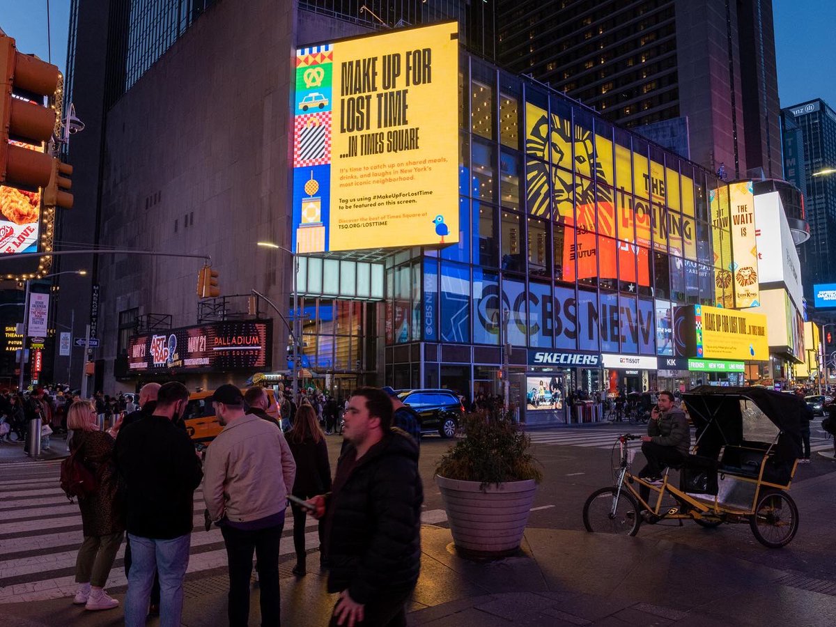 TimesSquareNYC's tweet photo. In partnership with @OUTFRONTMEDIAUS, we’re welcoming tourists &amp; NY’ers to #MakeUpForLostTime in #TimesSquare! ⚡️Follow along here or check out https://t.co/JuLFBPB0Xg to explore the best of restaurants, attractions &amp; entertainment, and take in all that TSQ has to offer. https://t.co/9TkcKn1sMR