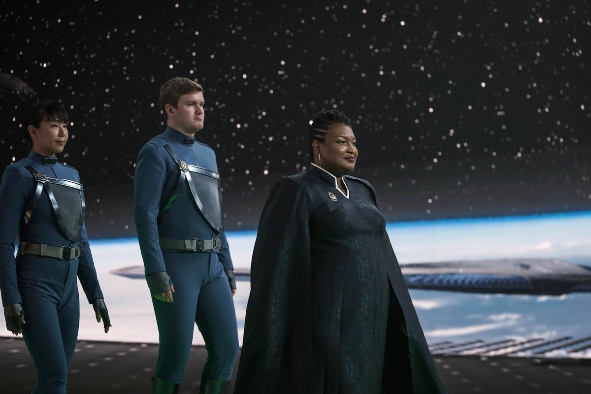 ratemyskyperoom's tweet photo. Nice setup. Books. Well lit. #StarTrekDiscovery for the win. #MadamPresident 10/10 @staceyabrams https://t.co/6prt7Q6lRQ