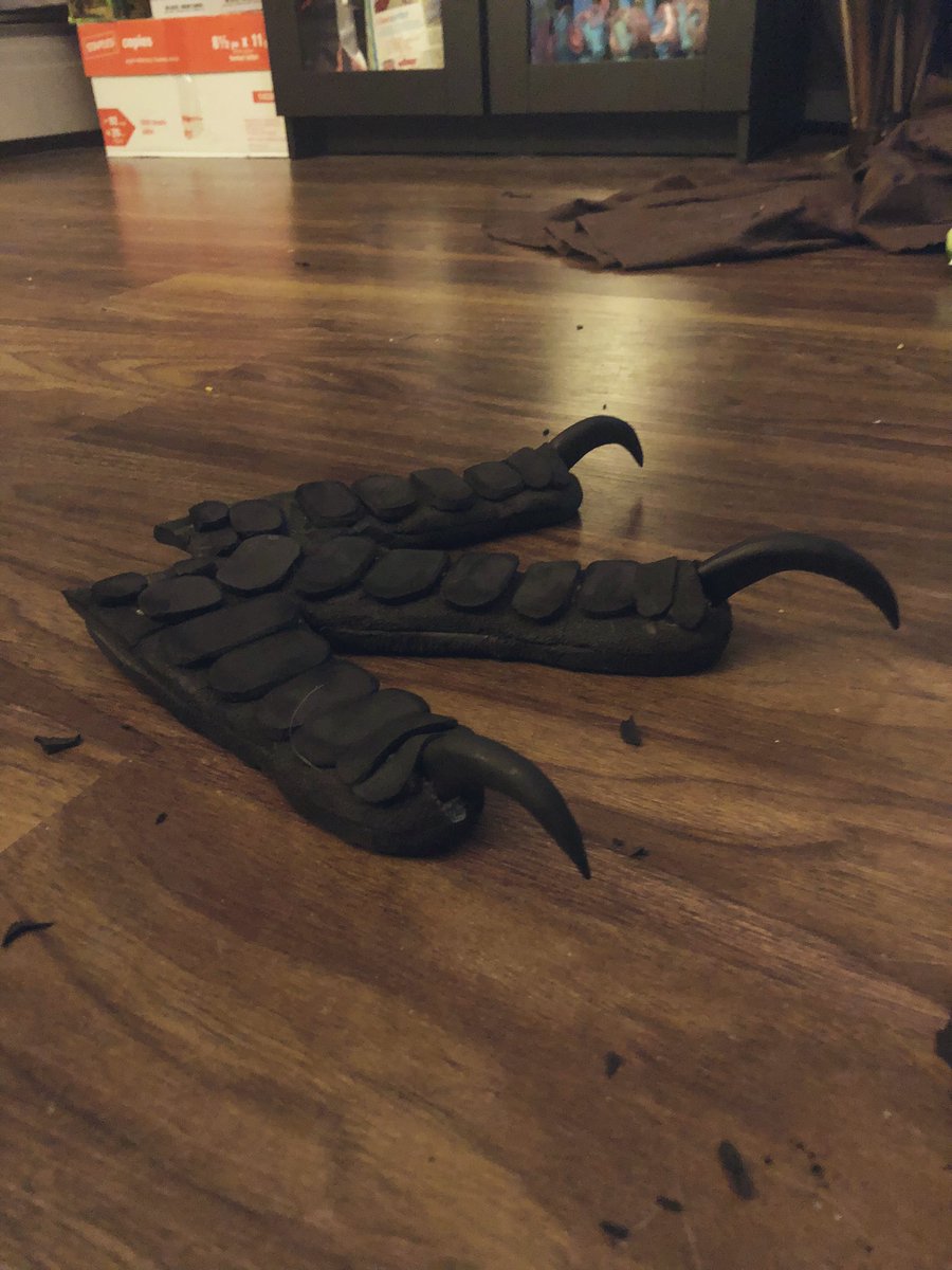 kenkuhandlethis's tweet photo. IT’S A FOOT!!!

#cosplay #costume #dnd #kenku #crow https://t.co/zlXeveNu89