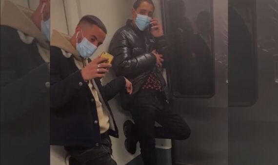 🔷 Una noia assetjada al metro de Barcelona demana ajuda per identificar els nois magribins que la van assetjar. Segons la víctima duien una pistola.