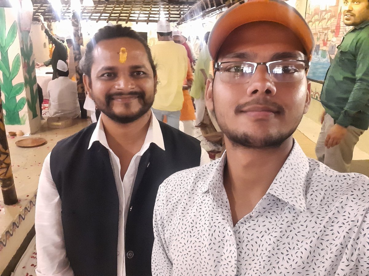 __AdityaN__'s tweet photo. प्रिय बड़े भाई दमदार बनारसी जी के साथ कुछ पल 🙏🌹❤️
#varanasi https://t.co/hgIiTKmUL4