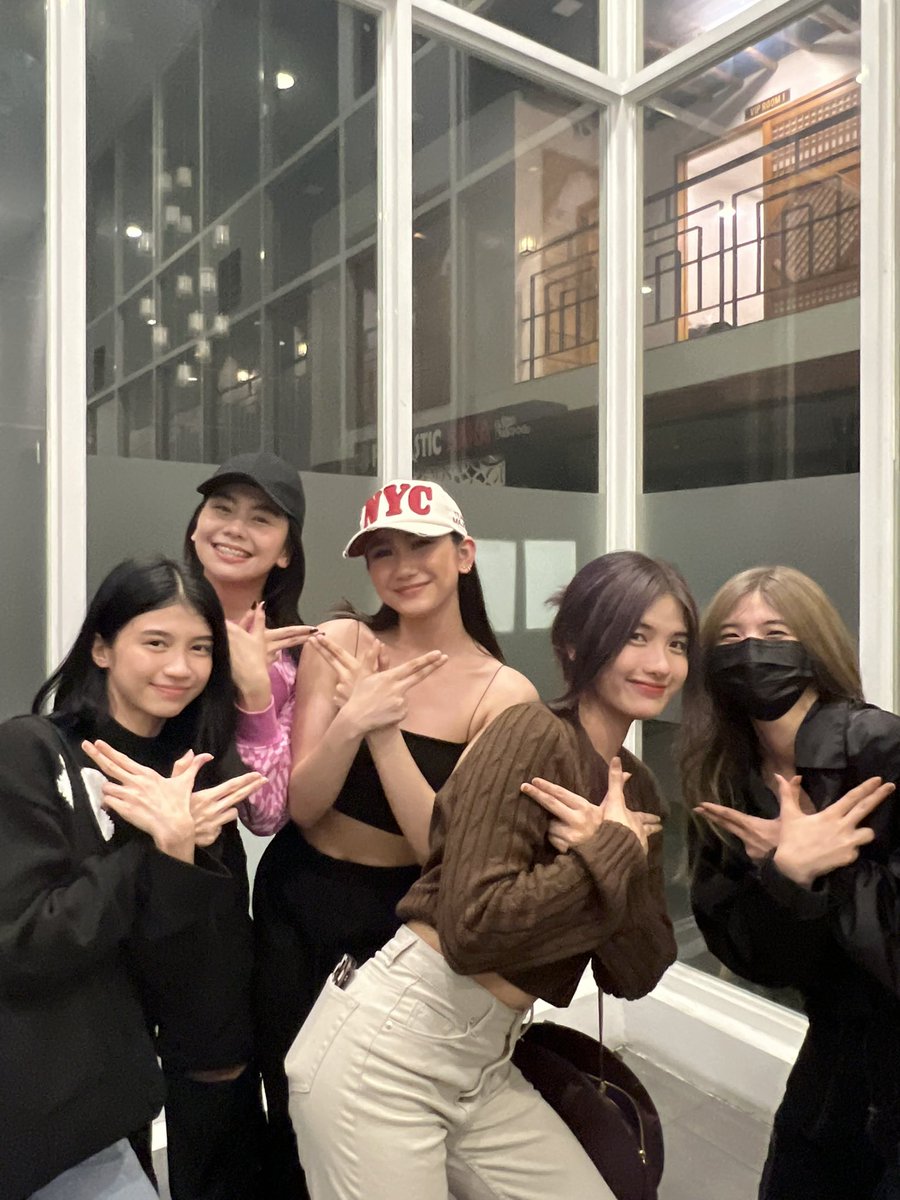BINI_MEMBERS tweet media
