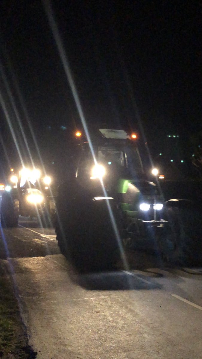 AlanMcC82's tweet photo. Finally, heres some photos I took of the SUPERB 2022 Seven Heads Tractor Run!! 📸🚨💡🚦🚜🚜🚜🚚🚛✨🇮🇪🇺🇦💛 #tractorrun #tractor #truck #Farming #WestCork #Cork #Ireland #Ukraine️ @CourtmacRC @irishredcross @pure_cork @corkbeo @PhotosCork @HaroldKingston1 @IrelandsFarmers @PaudieP https://t.co/njV1bgJkCA
