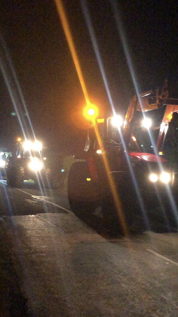 AlanMcC82's tweet photo. Finally, heres some photos I took of the SUPERB 2022 Seven Heads Tractor Run!! 📸🚨💡🚦🚜🚜🚜🚚🚛✨🇮🇪🇺🇦💛 #tractorrun #tractor #truck #Farming #WestCork #Cork #Ireland #Ukraine️ @CourtmacRC @irishredcross @pure_cork @corkbeo @PhotosCork @HaroldKingston1 @IrelandsFarmers @PaudieP https://t.co/njV1bgJkCA