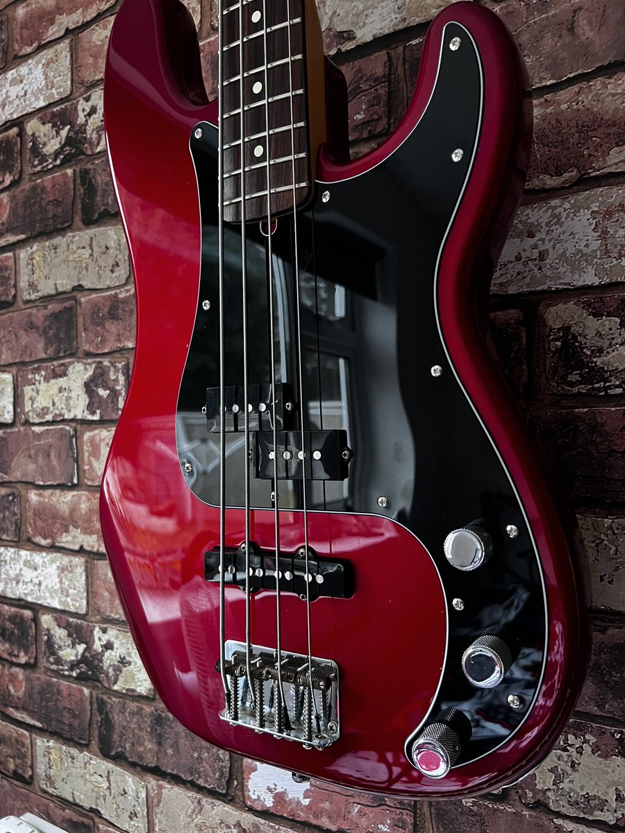 robreecesongs's tweet photo. Lovely new Black scratch plate. 
🤟🤟🤟🤟

#fender #fenderp @Fender @BassMagOnline  @BassPlayerWeb @BassPlayerWeb https://t.co/lHg8cKGuMV