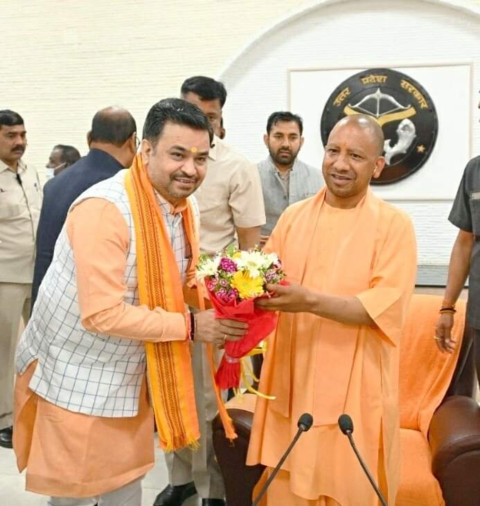 AnkitCA's tweet photo. भारतीय जनता पार्टी के प्रदेश महामंत्री, गोरखपुर क्षेत्र  के प्रभारी,  विधान सभा परिषद द्विवार्षिक चुनाव में मेरे राजनीतिक जीवन के मार्गदर्शक माननीय श्री @bjpanoop जी को  खीरी से भाजपा प्रत्याशी बनाए जाने की हार्दिक बधाई एवं विजय की अग्रिम शुभकामनाएं। https://t.co/3anaar6UeX