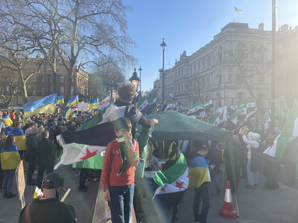 paulaerizanu's tweet image. Incredibly moving moment at the London protests today: the Ukrainian and Syrian marches have united, shouting ‘Stop Putin, stop the war. Together we will win’