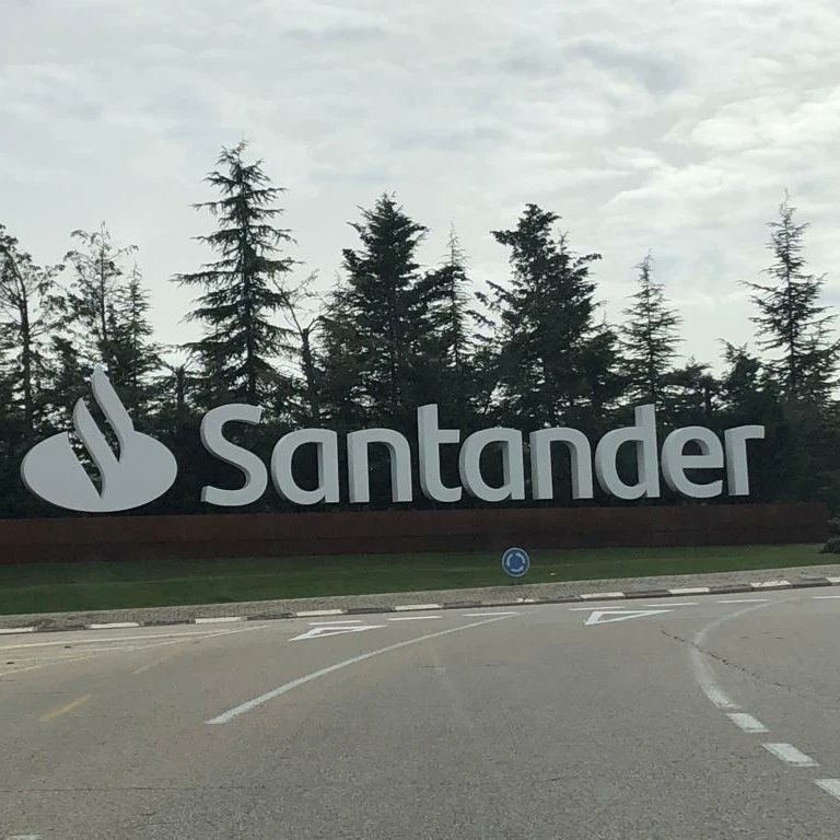 FundAladina's tweet image. Los 25 #niños #ucranianos con #cáncer y sus familias se encuentran ya en la Ciudad @bancosantander donde se alojarán durante el próximo mes y medio. Allí estarán atendidos, cuidados y seguiremos dándoles todo nuestro cariño. 

Muchas gracias queridos amigos. 

#AladinaConUcrania