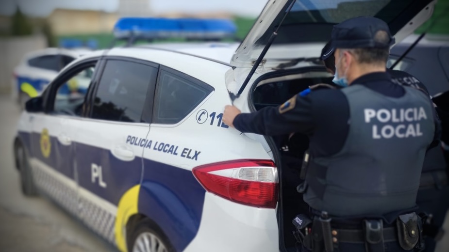 policiaelche's tweet photo. Tras 3 días #retenido y con un fuerte golpe en la cabeza, un varón consiguió #refugiarse en un negocio cercano, siendo auxiliado por una Unidad Territorial de la zona
👉🏼 Los #agresores fueron interceptados huyendo y #detenidos ambos al ser reconocidos.
#Rápido y #coordinado 👏🏼 https://t.co/5RbYXtIBYr