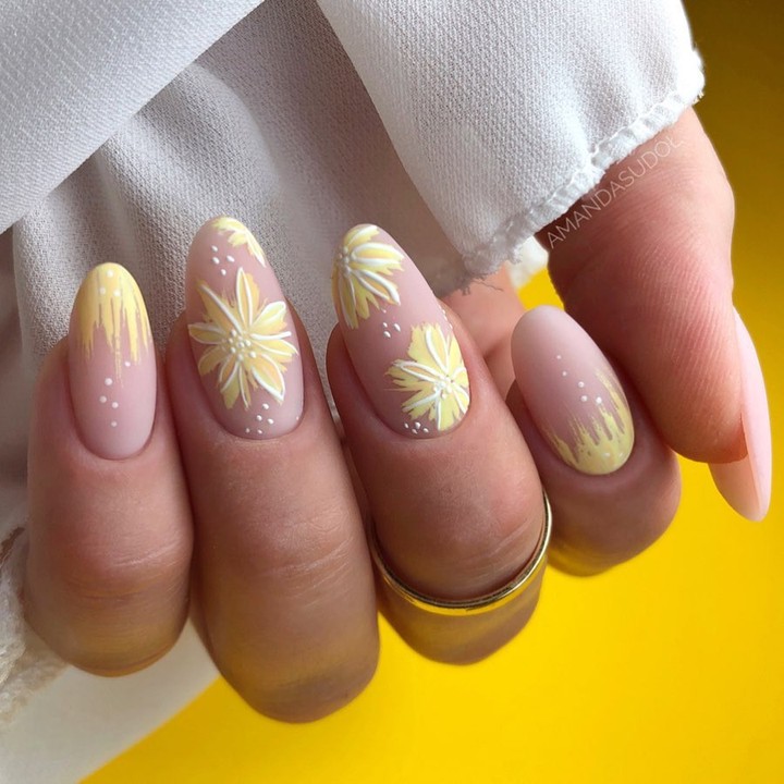 Beautiful nails with yellow flowers and white dots by <a href="/amanda/">Amanda Rose</a>.sudolll 💛🤍💅 using the colors 816 pale nude, 001 strong white, semiart white and Yellow by <a href="/semilac/">Alao oladimeji semiu</a> 💛🤍💅  Tag someone who would like these nails 😉    If…

📸 instagram.com/p/CbQwJ-nNqrr/ via tweet.photo