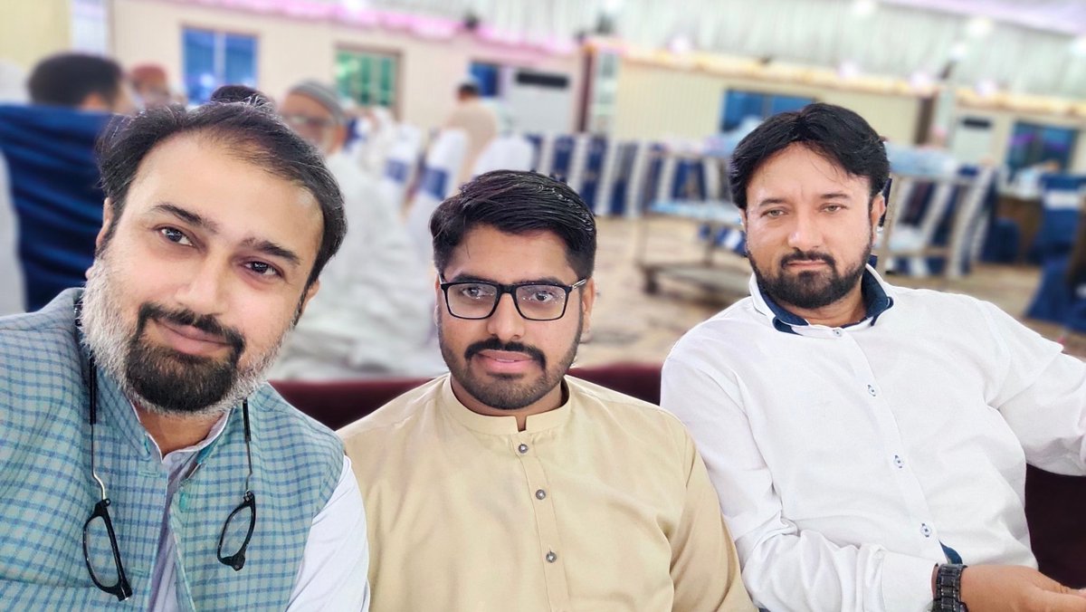 Nadeem_Shah1975's tweet photo. خواجہ محمودالحق (جنرل سیکرٹری مرکزی انجمن تاجران) کی صاحبزادی کی شادی کی تقریب میں حمزہ خان پٹھان (PNN) اور جاوید وینس (دنیا نیوز) کے ہمراہ۔۔۔۔🥰
#NadeemShah
#HamzaKhanPathan
#JavedWains https://t.co/8q61lrf0v3