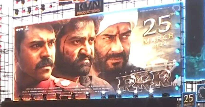 raj_lakhbir's tweet photo. 10-15 minutes of Cameo and equal footage on posters 
SSR is trying to yield maximum benefit in Hindi dominating audience by using AJ's face value 
Hoping for a fantastic opening in Hindi belt also 
@ajaydevgn @RRRMovie https://t.co/z6V5hCz19z