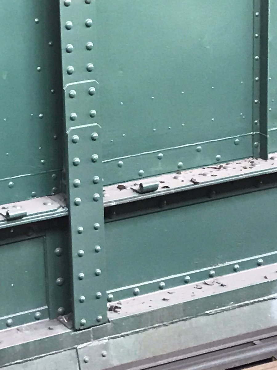 atra_x_'s tweet photo. @BVG_Ubahn mir sind diese Angeln aufgefallen, Schönhauser Allee, wo zu waren die mal da? https://t.co/EaoOPt9q5P