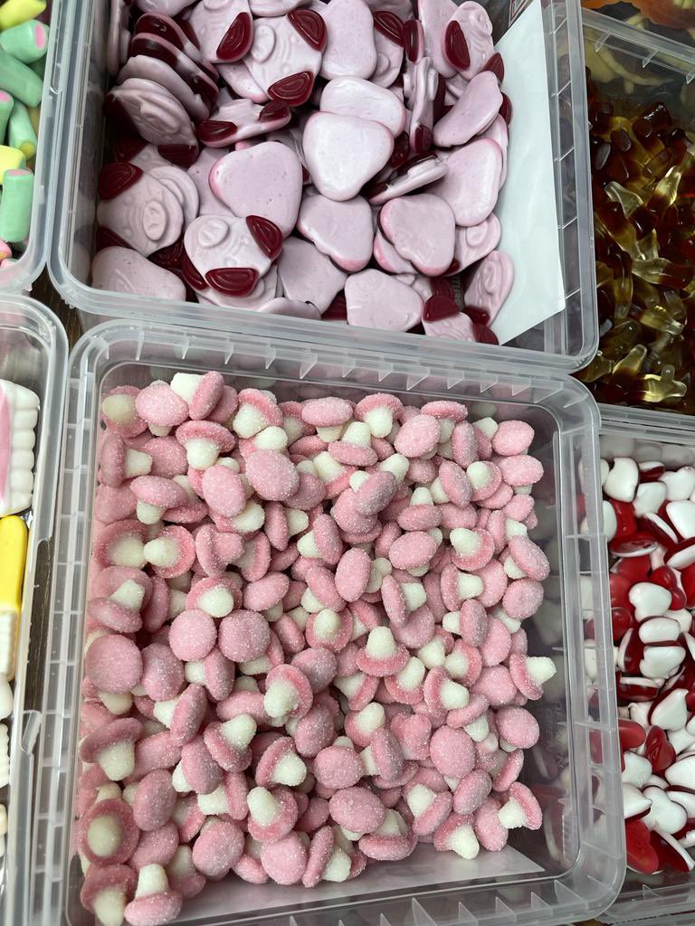 wila210's tweet photo. BEST CANDY IN TOWN                    Get your candy orders #candy #sweet  free delivery within Lusaka HMU https://t.co/dTEmB598YE