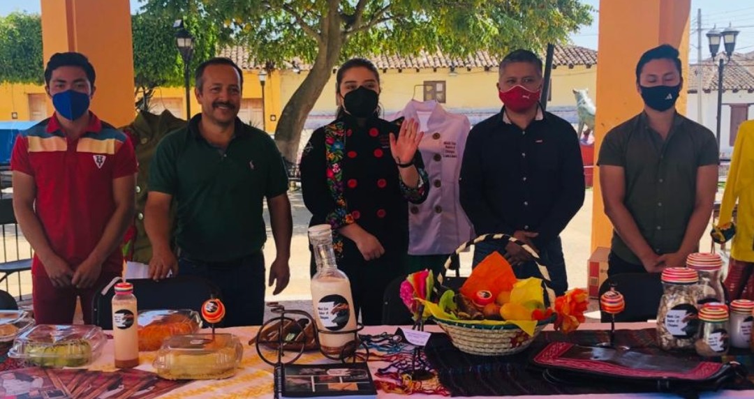 Ame_AlGor's tweet photo. Hoy se celebra el Día del #Artesano.
Muchas Felicidades a las y los artesanos que exponente nuestra #cultura y #Tradicion a través de sus Creaciones Únicas e Inigualables 🐯🇲🇽⭐
#Consumamoslocal para nuestras y nuestros Artesanos
#makiconsaborachiapas https://t.co/ONEntJtKNx