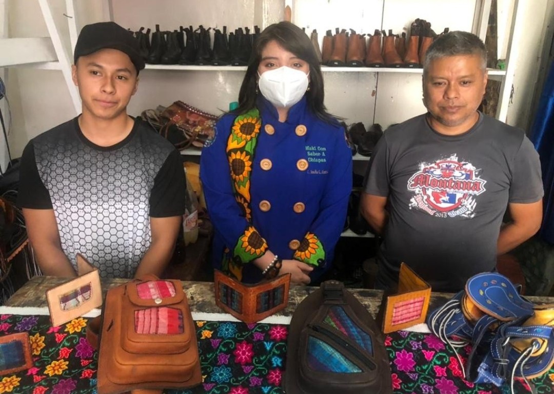 Ame_AlGor's tweet photo. Hoy se celebra el Día del #Artesano.
Muchas Felicidades a las y los artesanos que exponente nuestra #cultura y #Tradicion a través de sus Creaciones Únicas e Inigualables 🐯🇲🇽⭐
#Consumamoslocal para nuestras y nuestros Artesanos
#makiconsaborachiapas https://t.co/ONEntJtKNx