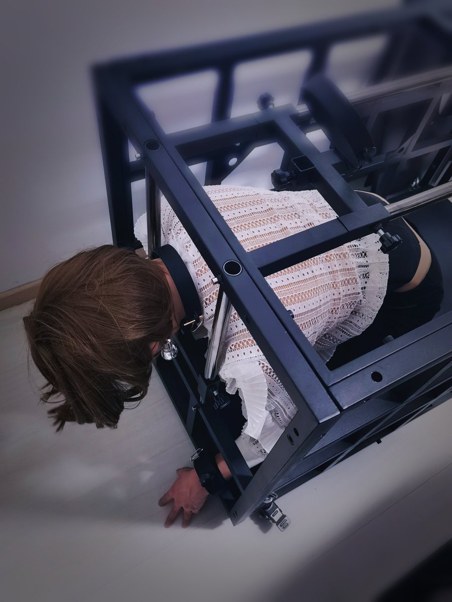 有些狗子居然在笼子里可以安稳的睡觉，换个头手固定的笼子吧，只能跪着，毫无活动空间。关一晚上应该就能爱上新笼子
#狗笼 #女装 #伪娘 #调教 
lsp（涩涩指导）：@nero_mayoi @XiaoLeLe_Sun https://t.co/YLuztSmd7m