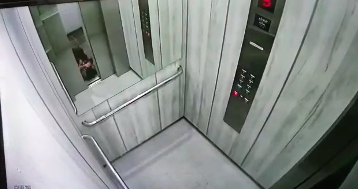 zonacero's tweet photo. El violento ataque de pitbull a una joven en ascensor de conjunto en Cúcuta
https://t.co/fRudRUF077. https://t.co/xBSOoKDZ6Z