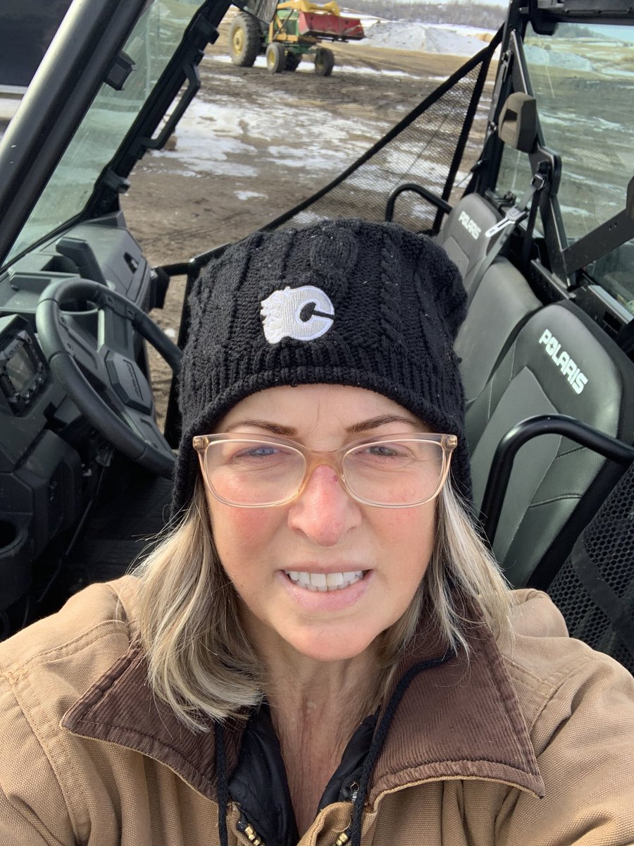 reeniewild's tweet photo. Sorting cows. All good except #60. 1300 lbs coming at ya, head down, aiming at knees. Not so good! #bitch Up &amp; over the fence 😩#culllist @Rodneywild7 https://t.co/pyjF31HwOl