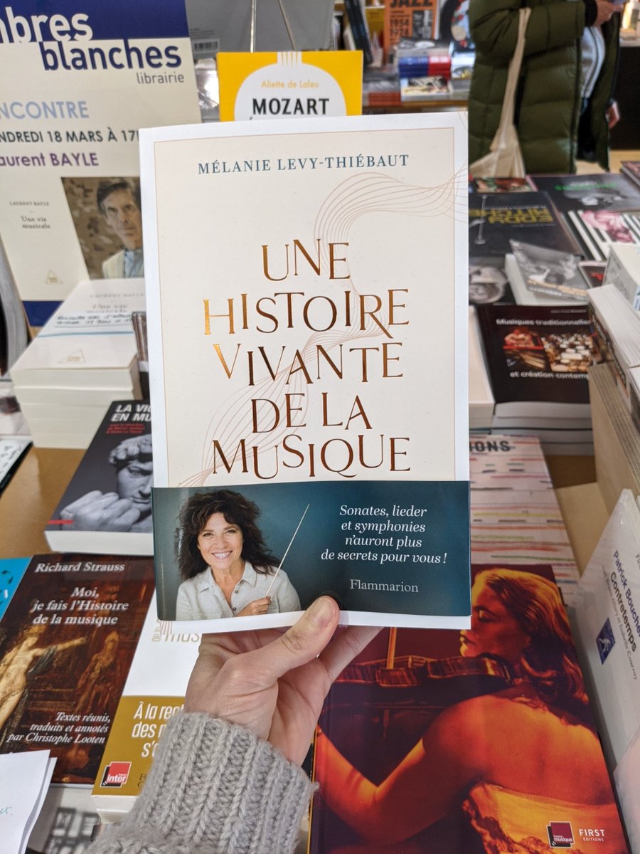 COUP DE ❤️ 📚 « Une histoire vivante de la musique », de Mélanie Levy-Thiebaut, @Ed_Flammarion, à découvrir dans le rayon beaux-arts-musique ! 🧐 Le point de vue de Mélanie → bit.ly/3NghuoT #VendrediLecture #ombresblanches