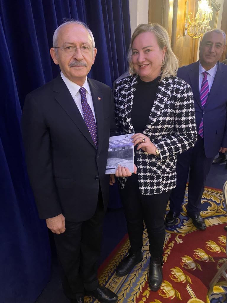 BanuDalaman's tweet photo. Geçen sene yürütüğümüz Göç, Kentsel Gelişim ve Kentsel Yaşanabilirlik” araştırma projesinin üçüncü etabı olan Afrin – İdlib gözlem araştırmasının raporu kitabı @herkesicinCHP Genel Başkanı Sn. @kilicdarogluk takdim ettim. https://t.co/UHnX18b89f