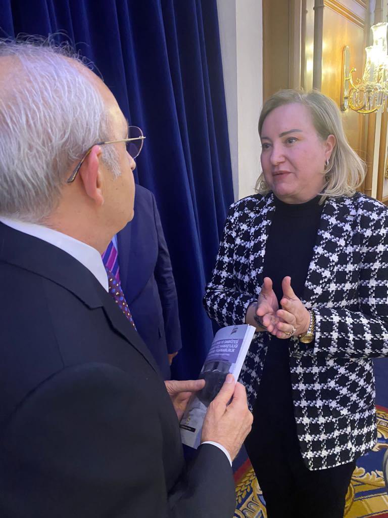 BanuDalaman's tweet photo. Geçen sene yürütüğümüz Göç, Kentsel Gelişim ve Kentsel Yaşanabilirlik” araştırma projesinin üçüncü etabı olan Afrin – İdlib gözlem araştırmasının raporu kitabı @herkesicinCHP Genel Başkanı Sn. @kilicdarogluk takdim ettim. https://t.co/UHnX18b89f